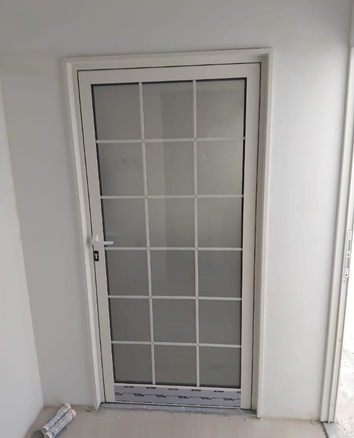 تفصيل وتركيب أبواب ألمنيوم